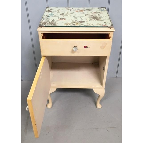 60 - A pair of painted corner shelves, together with a vintage bedside cabinet raised on Queen Anne style... 