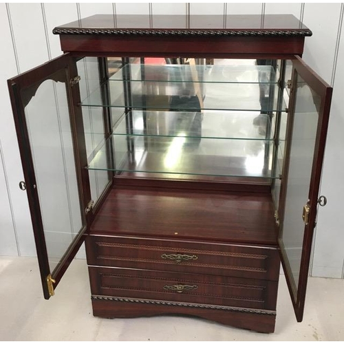 78 - A reproduction, mahogany coloured glazed display cabinet. Features a display area with two internal ... 