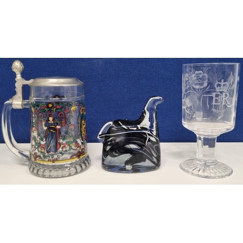 213 - A trio of glass & crystal items, to include a 'Thomas Webb & Corbett' crystal commemorative '1977 Ju... 