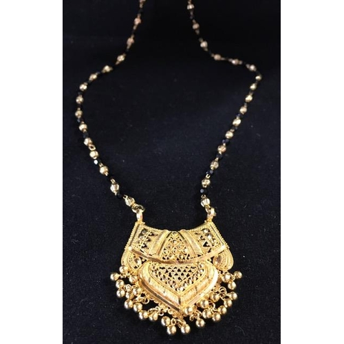 416A - A stylish 22ct gold Indian bridal necklace. Alternating gold/black bead chain. Mangalsutra style. We... 