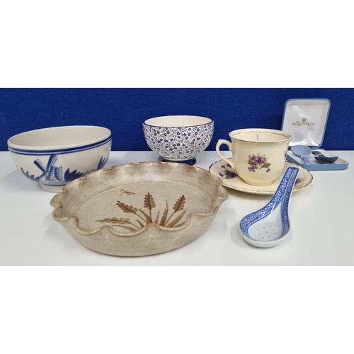 515B - An eclectic mix of six various named ceramics, to include two boxed 'Wedgwood' 'Jasperware' scallope... 