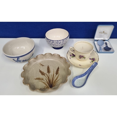 515B - An eclectic mix of six various named ceramics, to include two boxed 'Wedgwood' 'Jasperware' scallope... 