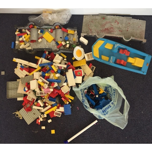 1812 - A selection of vintage, unboxed Lego pieces, along with a toy boat.