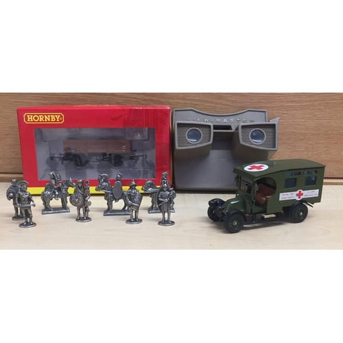 1915 - A mixed lot of collectable toys. Includes a boxed Hornby 00 gauge BR5 plank open wagon, Matchbox St ... 