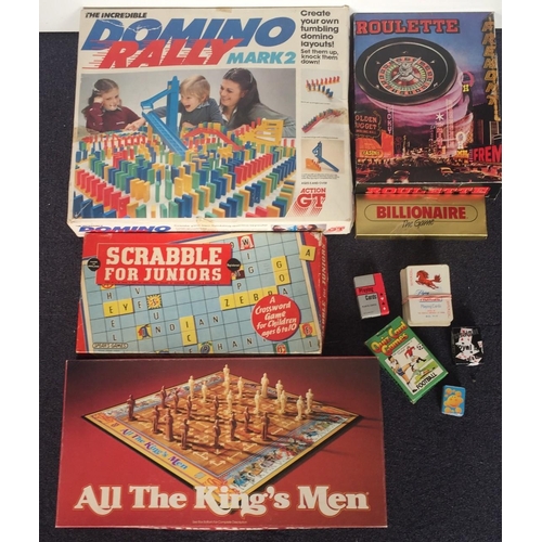 1933 - A selection of vintage games. Includes Domino Rally Mark 2, Scrabble For Juniors, All The Kings Men ... 