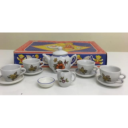 1957 - A vintage child's teaset, with original box.