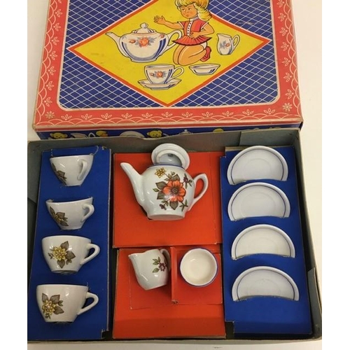 1957 - A vintage child's teaset, with original box.