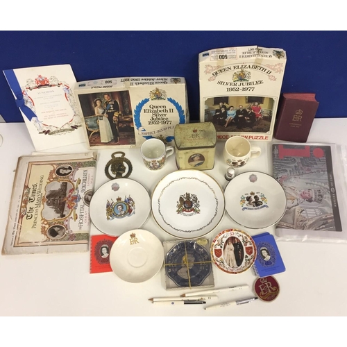 638 - A collection of Royal memorabilia. Includes pin dishes, jigsaw puzzles, tin etc.