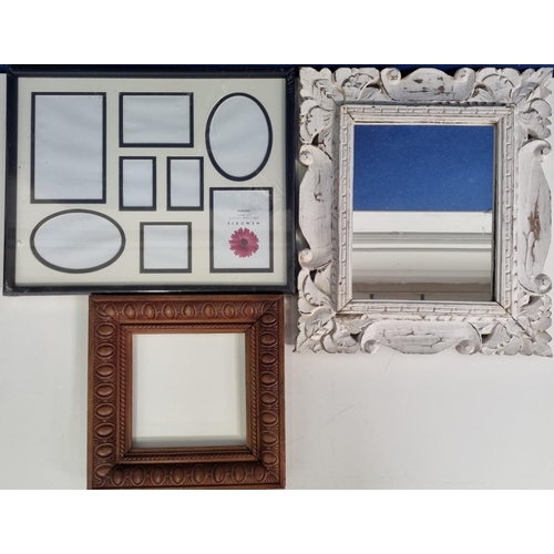 672 - A smaller lot of wall décor items, to include a 'shabby chic' mirror & an older wooden frame. Mirror... 