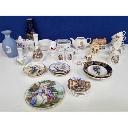 625B - A larger lot of small decorative ceramics of various makes. Thirty eight pieces in total, to include... 