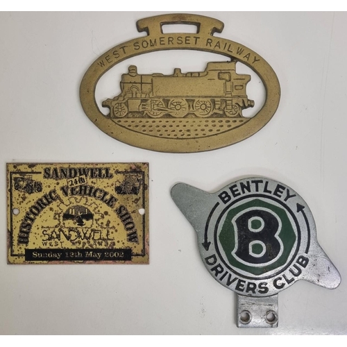 668B - A 'Bentley Drivers Club' car badge, in the form of a wheel spinner with a green enamelled emblem, to... 