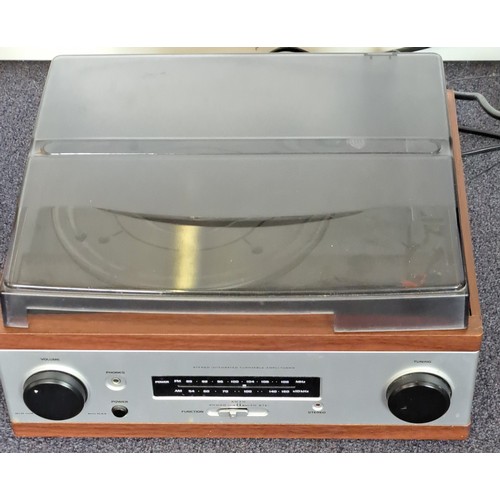 3062 - A 'Derens 40750' radio/turntable, with built-in speakers. Tested & appear sin working order.