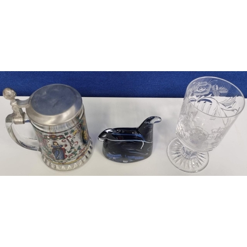 213 - A trio of glass & crystal items, to include a 'Thomas Webb & Corbett' crystal commemorative '1977 Ju... 