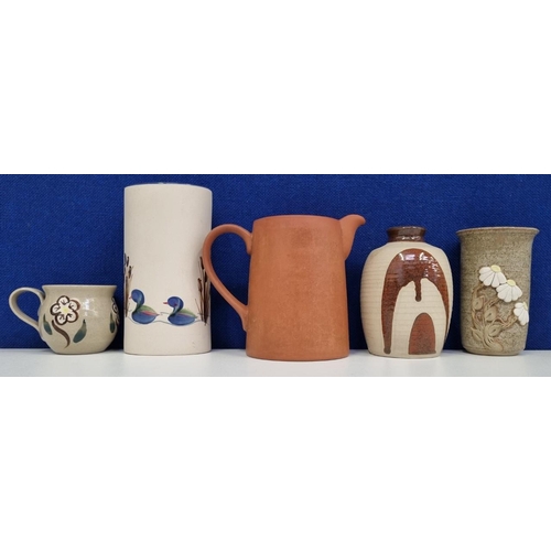 515A - A collection of five ceramic items. To feature a stamped studio pottery 'Raku' clay vase & other mak... 