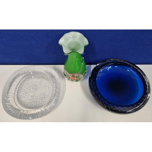 227 - A quantity of collectable glassware to include a 'Murano' vase & two ashtrays.