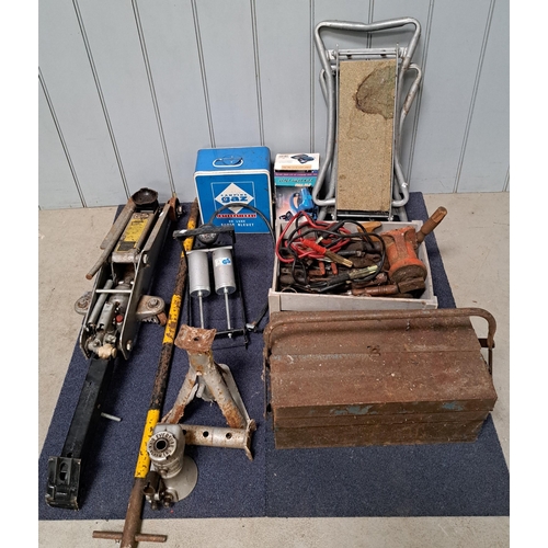 711G - A mixed lot of car-related tools & accessories. Includes heavyweight trolley jack, axel stands, jump... 