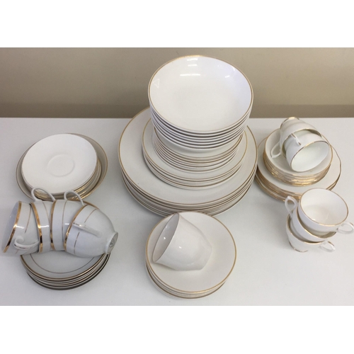 624M - A Doulton 'Imagination' dinner set & similar. To include eight dinner plates, six side plates, seven... 