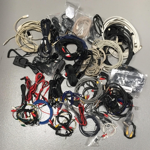 3076 - A large quantity of mainly audio & charging cables.