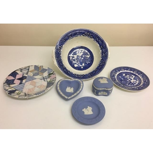 609 - A mixed lot of quality ceramics. To include three pieces of Wegdwood blue Jasperware, a Wedgwood pat... 