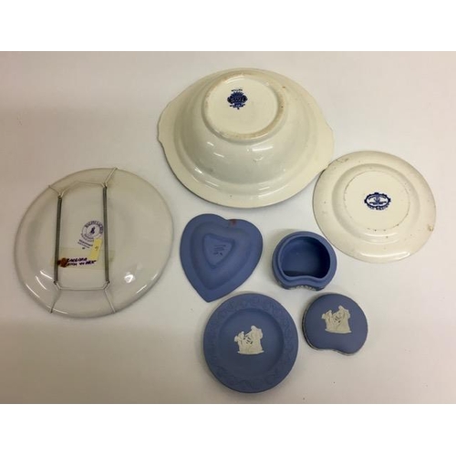 609 - A mixed lot of quality ceramics. To include three pieces of Wegdwood blue Jasperware, a Wedgwood pat... 