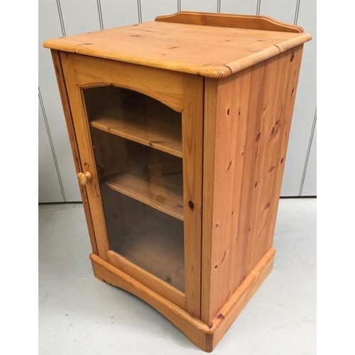 70 - A glazed, pine Hi-Fi cabinet, with two shelves. Dimensions(cm) H92, W58, D46.