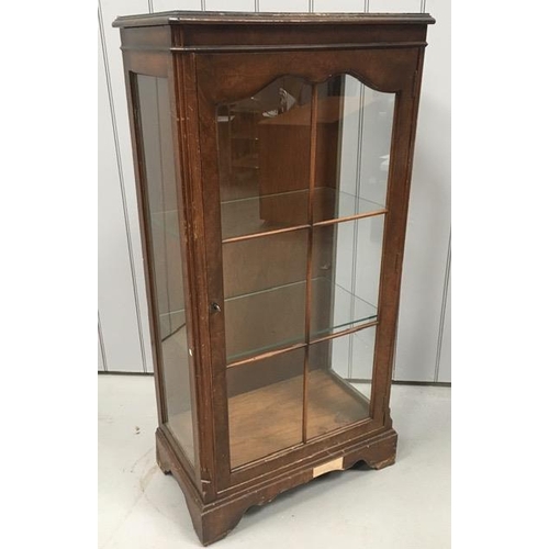 77 - An Edwardian, mahogany-veneered, glazed display cabinet. Two glass shelves & key present. Crack to o... 