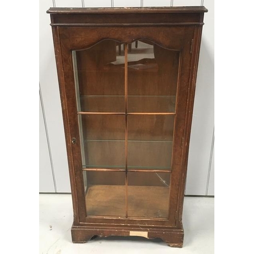 77 - An Edwardian, mahogany-veneered, glazed display cabinet. Two glass shelves & key present. Crack to o... 