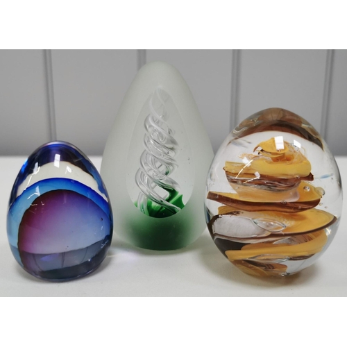 209 - A collection of twelve good quality glass paperweights, with a variety of patterns.