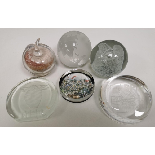 215 - A large collection of thirty-three good quality glass paperweights. To include a variety of patterns... 