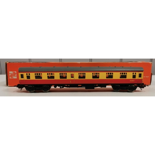 2770 - A pair of boxed, HO scale, Lima coaches. Model no.'s 9145 & 9320.