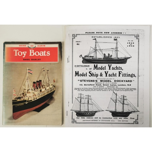 2544 - A collection of four model boat reference books & booklets. To include 'Toy Boats - A Pictorial Hist... 