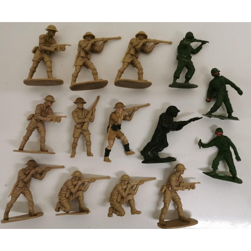 1870 - An eclectic mix of vintage, plastic toy soldiers, cowboys etc.