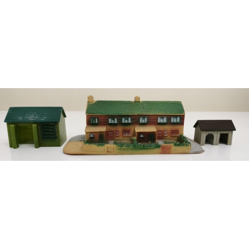 1872 - A large collection of mainly farm-related, vintage accessories & figures for railway diorama use or ... 