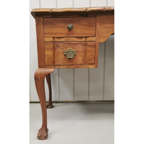 1016 - A vintage walnut dressing table, with claw & ball feet & brass-handled drawers. Dimensions(cm) H75, ... 