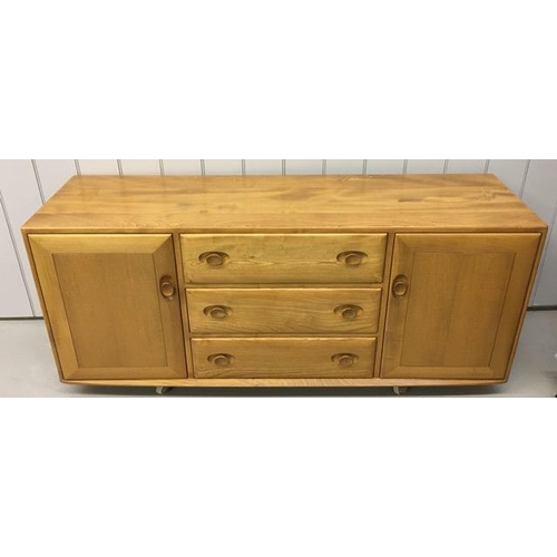An Ercol Windsor buffet sideboard, with central cutlery drawer. On castors.
Dimensions(cm) H68, W156, D44.