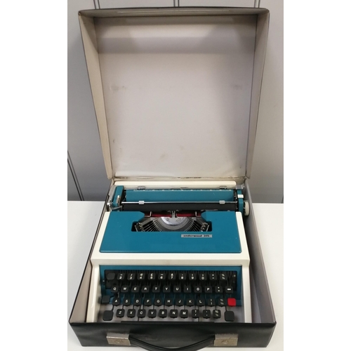 1497 - A vintage 'Underwood 315' manual typewriter, with original case.