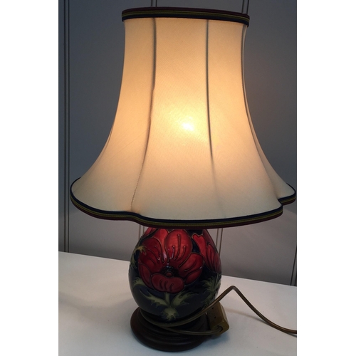 1548 - A 'Moorcroft' table lamp & shade, in the 'Anemone' design. Height 27cm. PAT Test pass & functionalit... 