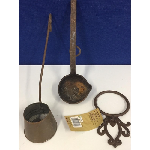 427A - A mixed lot of antique & modern metal ware. To include a copper cider measure (originally designed t... 