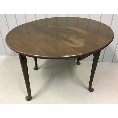 16 - A Georgian gateleg, oval dining table, with typical pad feet. Dimensions(cm) H71, W40/110, D97.