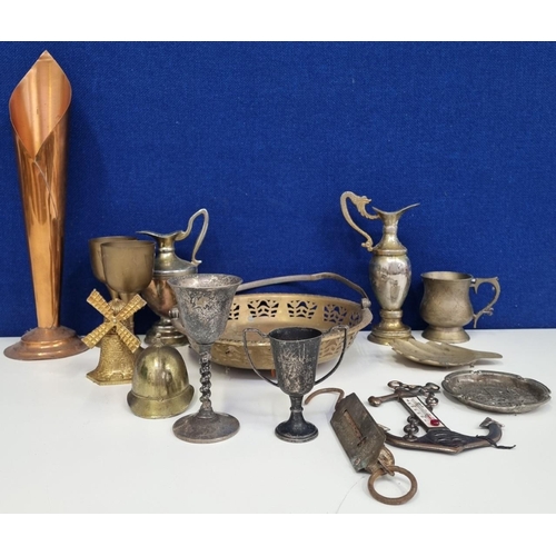 457 - A collection of smaller, decorative metal ware, to include a copper leaf vase, an anchor room thermo... 