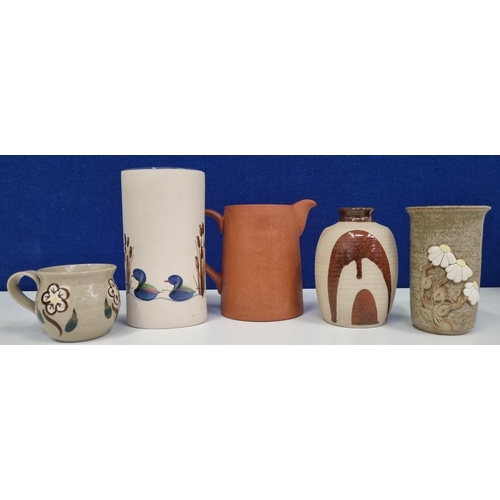 515A - A collection of five ceramic items. To feature a stamped studio pottery 'Raku' clay vase & other mak... 