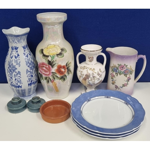 515C - A ten-piece mixed lot of ceramics, mostly larger decorative items. To include 'Wedgwood', 'Vauxhall ... 