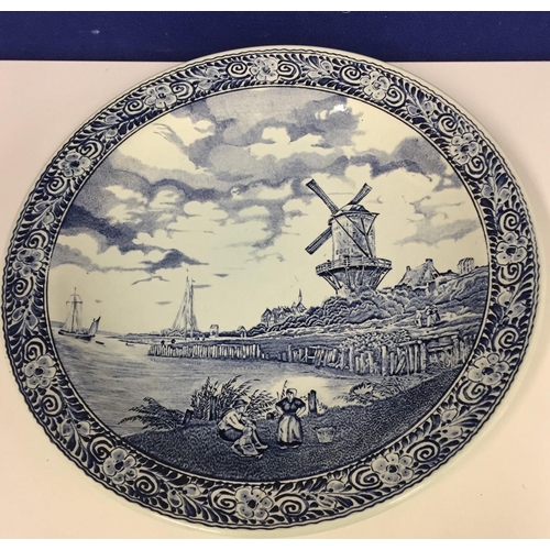 522 - A large Delft decorative plate, depicting a Dutch windmill design. Diameter 40cm.