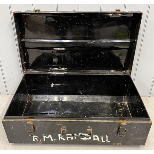 632 - A vintage, metal trunk. 
Dimensions(cm) H31, W82, D47.