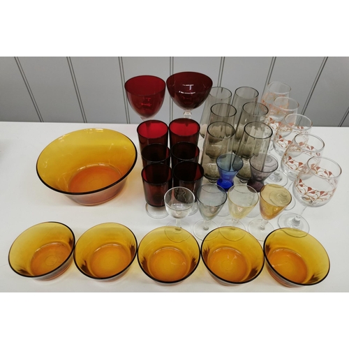 219 - A selection of thrirty-one pieces of vintage & retro glassware. To include cranberry glasses, amber ... 