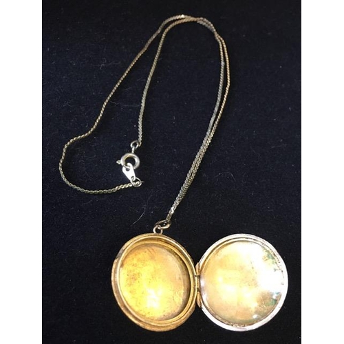 421 - A vintage, 9ct gold, engraved locket. Hallmarked to rear, weight approx. 4.5g. Complete with a yello... 