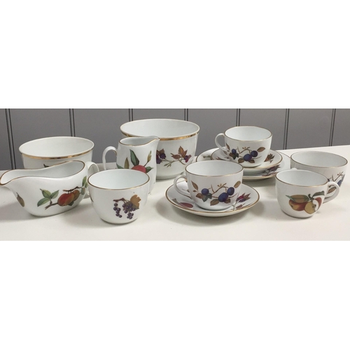 516 - A selection of 12 pieces of Royal Worcester 