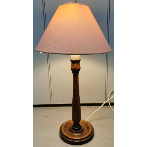 1550 - A vintage, turned oak table lamp, with pink shade. PAT test pass & functionality test indicates in w... 