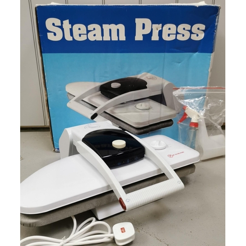 1598 - A boxed steam press. Model no. GF750. Appears new/unused.