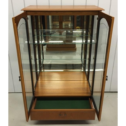 55 - A good quality, glazed display cabinet, by 'Morris of Glasgow'. Features a mirrored back, two glass ... 